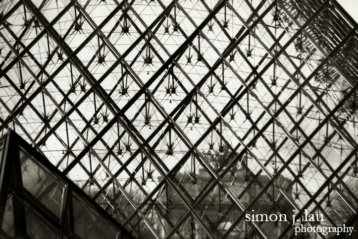 black and white photo of the louvre museum in paris